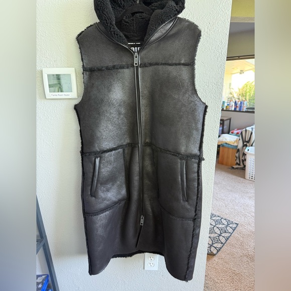 FRYE Black Sherpa Vest - Picture 2 of 6